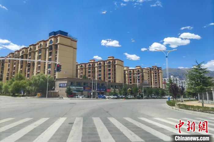 12日起,拉萨市民无特殊紧迫事项,不外出、不串门、不聚集。图为当日拉萨街头犹如按下“暂停键”。 江飞波 摄 12日起,拉萨市民无特殊紧迫事项,不外出、不串门、不聚集。图为当日拉萨街头犹如按下“暂停键”。 江飞波 摄