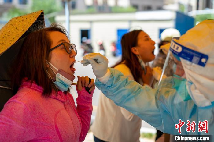 8月12日,拉萨市民有序进行核酸检测。 江飞波 摄 8月12日,拉萨市民有序进行核酸检测。 江飞波 摄