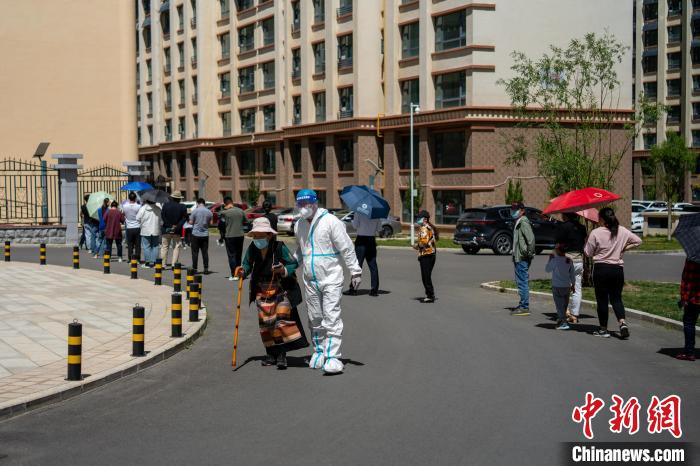 图为8月12日,拉萨一小区内,工作人员搀扶藏族老人进行核酸检测。 江飞波 摄 图为8月12日,拉萨一小区内,工作人员搀扶藏族老人进行核酸检测。 江飞波 摄