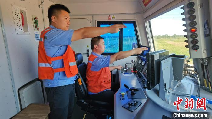 为确保首趟班列安全正点开行,东营铁路运输分处认真做好班列开行的各项准备工作。 中铁三局运输工程分公司供图 为确保首趟班列安全正点开行,东营铁路运输分处认真做好班列开行的各项准备工作。 中铁三局运输工程分公司供图