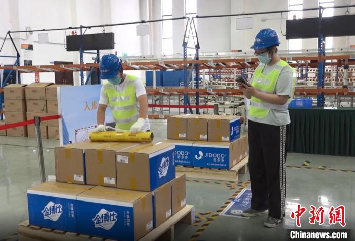 图为工作人员示范比赛流程和内容 河南省物流与采购联合会供图 图为工作人员示范比赛流程和内容 河南省物流与采购联合会供图