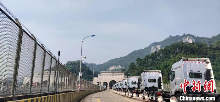 广西友谊关口岸跨境物流红火日最高通关车辆破千