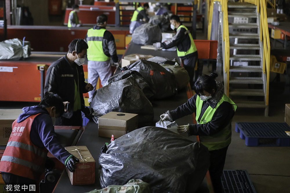 2022年10月31日，北京，中国铁路北京局集团有限公司北京货运中心黄村货场，工人分拣快递。人民视觉&nbsp; 图