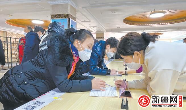 1月13日，米东区人力资源和社会保障局在芦草沟乡举行专场招聘会，图为求职者在了解岗位信息。（全媒体记者宋建华摄）